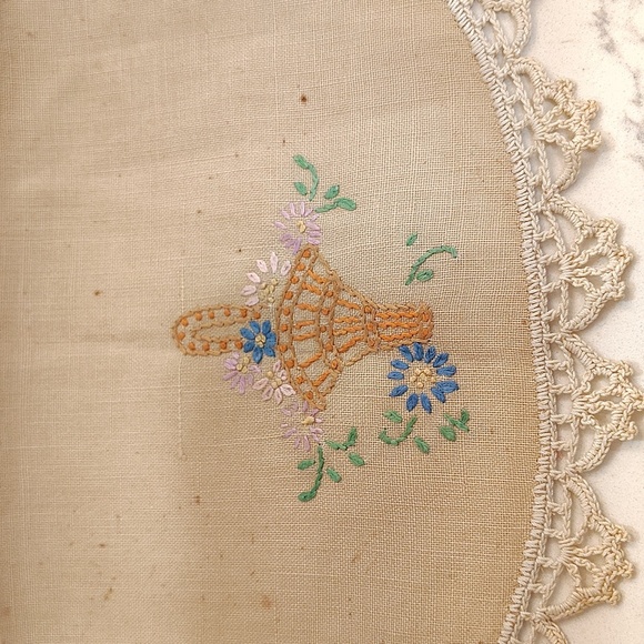Vintage handmade crochet floral basket design doily 11" round - Picture 4 of 6